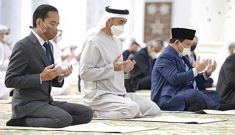 Momen Jokowi, MBZ dan Prabowo Khusyuk Salat Jumat Berjamaah di Abu Dhabi - Bagian 1