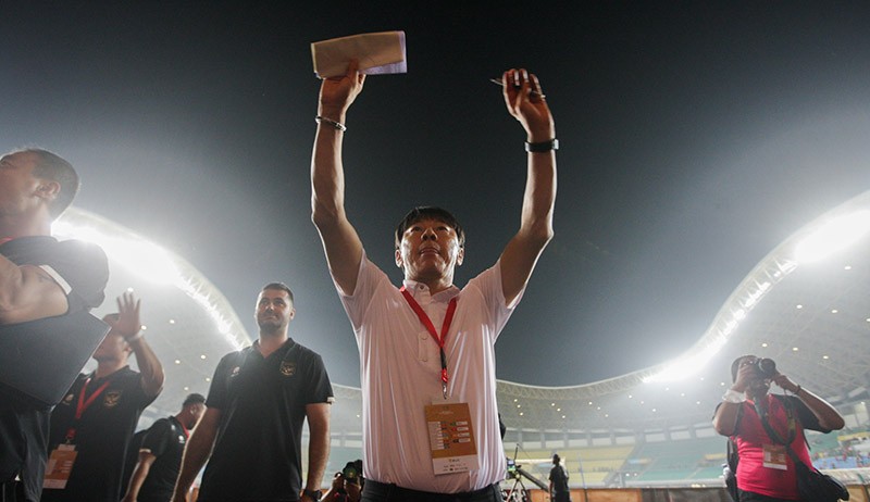 Momen Shin Tae-yong Keliling Stadion Datangi Suporter Timnas Indonesia - Bagian 1