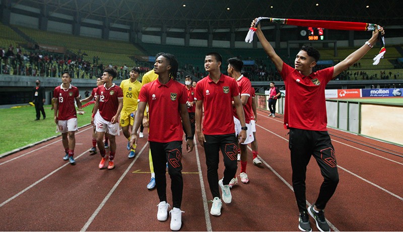Momen Shin Tae-yong Keliling Stadion Datangi Suporter Timnas Indonesia - Bagian 4