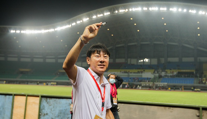 Momen Shin Tae-yong Keliling Stadion Datangi Suporter Timnas Indonesia - Bagian 2