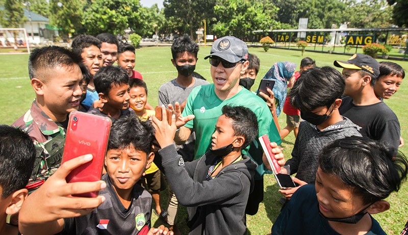 Shin Tae-yong jadi Sasaran Selfie Puluhan Bocah Usai Pimpin Latihan Timnas U-19 - Bagian 1