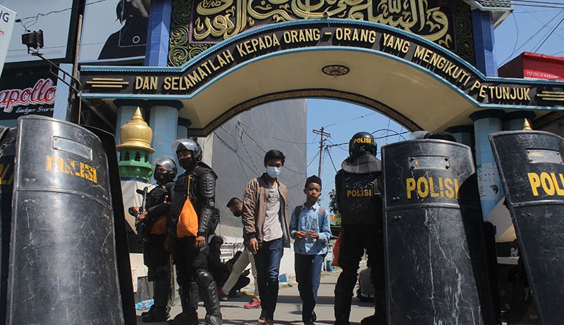 Brimob dengan Tameng Diterjunkan saat Upaya Penangkapan Mas Bechi di Jombang - Bagian 2