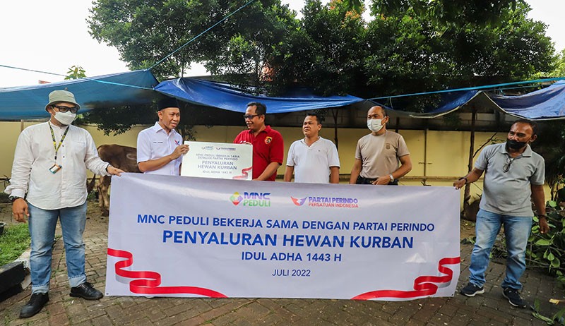 Partai Perindo Salurkan 12 Hewan Kurban di Jakbar dan Jaksel - Bagian 1