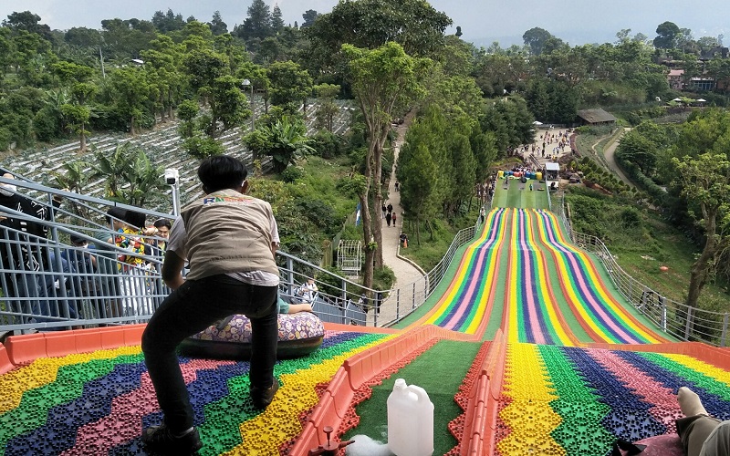 Uji Nyali di Perosotan Raksasa Rainbow Slide Lembang KBB, Sensasi Meluncur Deras 50 Km per Jam