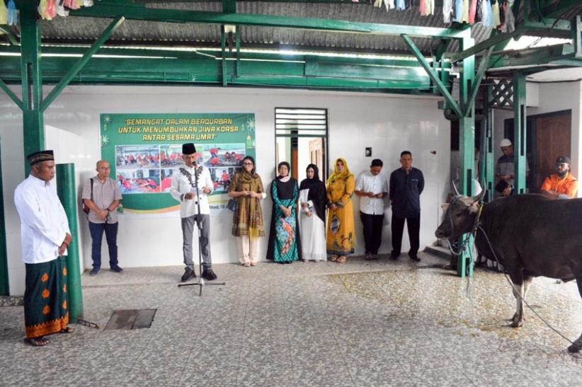  Danrem 172/PWY Serahkan Hewan Kurban di Masjid Ridho Allah  - Bagian 3