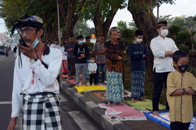 Potret Pecalang Berjaga saat Pelaksanaan Salat Idul Adha di Bali - Bagian 1