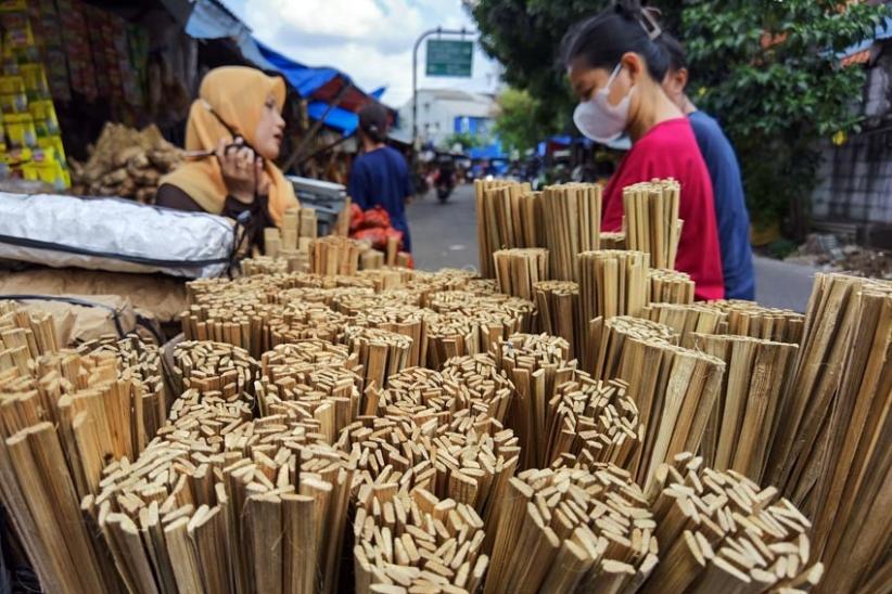 Hari Pertama Idul Adha, Pedagang Tusuk Sate di Jakbar Banjir Pembeli   - Bagian 4