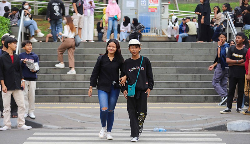 Begini Gaya Anak Citayam Adu Fashion saat Nongkrong di Taman Stasiun Dukuh Atas - Bagian 4