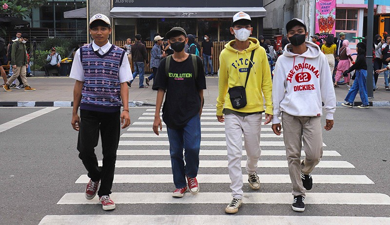Begini Gaya Anak Citayam Adu Fashion saat Nongkrong di Taman Stasiun Dukuh Atas - Bagian 2