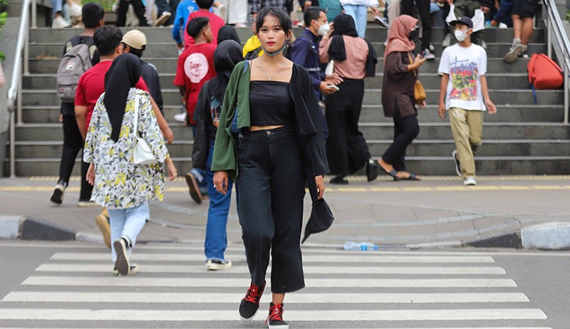 Begini Gaya Anak Citayam Adu Fashion saat Nongkrong di Taman Stasiun Dukuh Atas - Bagian 3