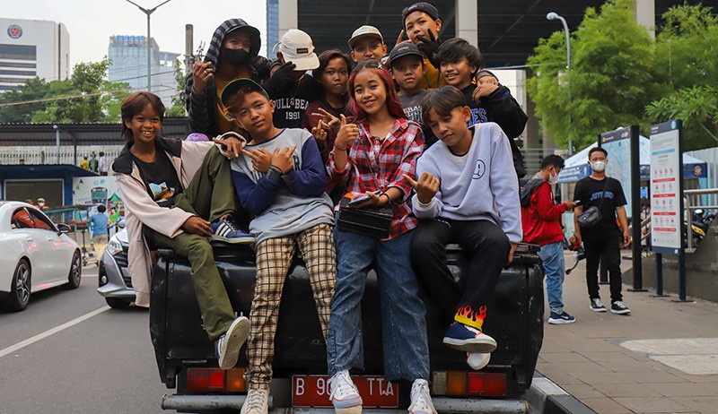 Begini Gaya Anak Citayam Adu Fashion saat Nongkrong di Taman Stasiun Dukuh Atas - Bagian 1