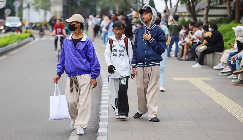 Begini Gaya Anak Citayam Adu Fashion saat Nongkrong di Taman Stasiun Dukuh Atas - Bagian 5