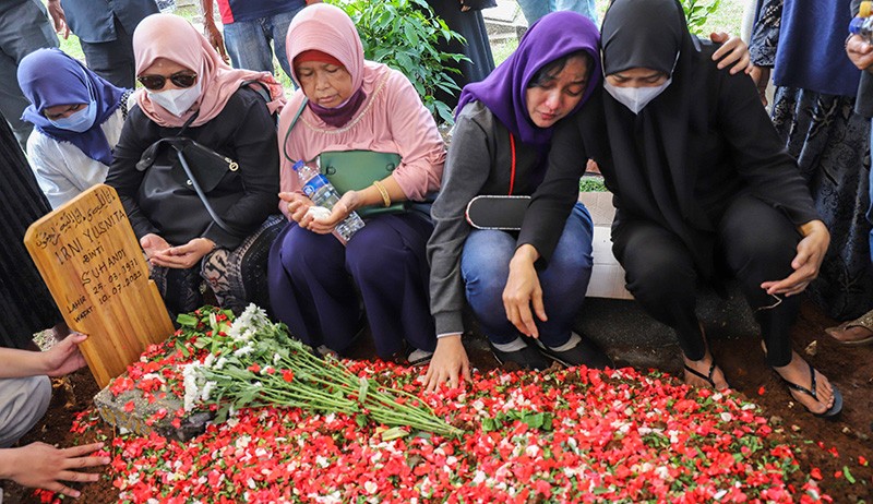 Isak Tangis Keluarga Iringi Pemakaman Pelawak Rini S Bon Bon - Bagian 2