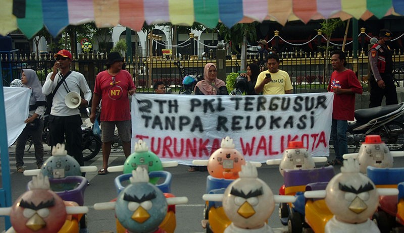 Puluhan PKL Unjuk Rasa karena Dilarang Berjualan di Atas Trotoar - Bagian 3
