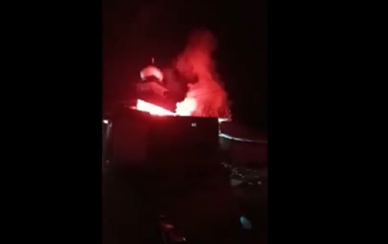 Heboh Bola Api Terbang di Atas Rumah Warga Pandeglang, Keluar Asap seperti Kebakaran