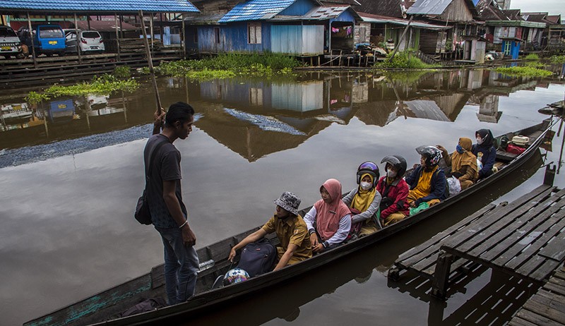 Potret Sekolah di Tengah Rawa, Murid dan Guru Naik Perahu saat Masuk Kelas  - Bagian 2