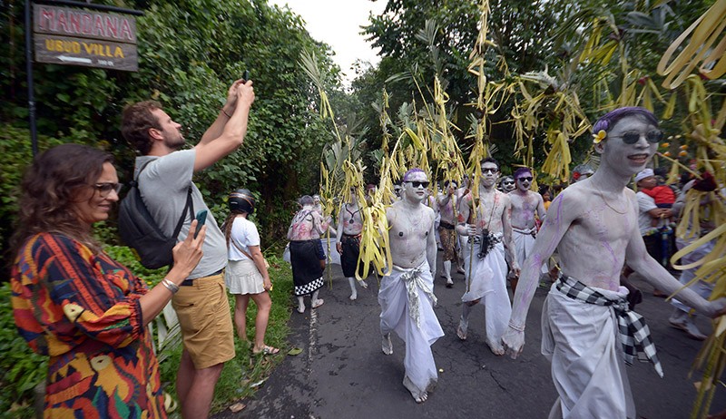 Tradisi Ngerebeg di Bali Ramai Disaksikan Wisatawan Mancanegara - Bagian 1