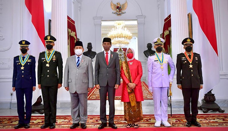 Momen Kompak Presiden Jokowi dan Prabowo saat Pelantikan Perwira TNI-Polri di Istana - Bagian 2