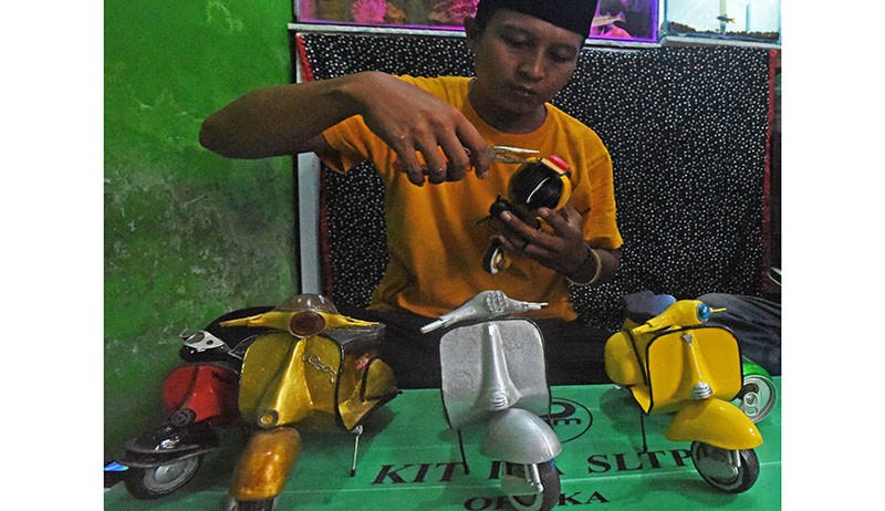 Kerajinan Miniatur Vespa Klasik Berbahan Daur Ulang Logam - Bagian 2