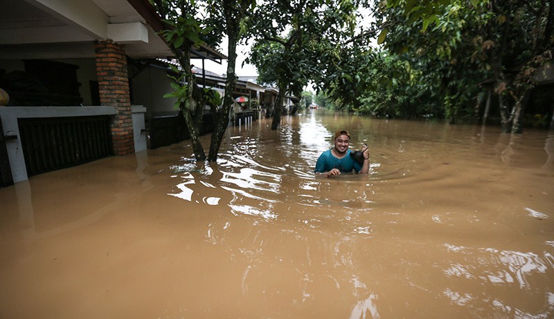 Hujan Deras Semalaman hingga Tanggul Jebol, Perumahan di Depok Terendam Banjir - Bagian 1