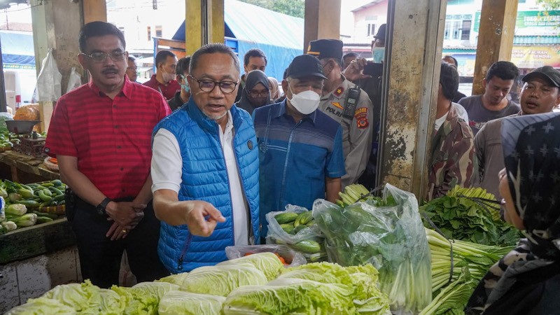    Kunker, Mendag Zulhas Cek Harga Pangan di Pasar Jagasatru Cirebon - Bagian 1