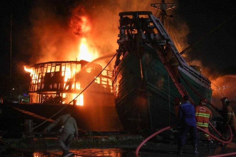 Penampakan Kapal Kargo Terbakar di Pelabuhan Kalimas Surabaya - Bagian 1