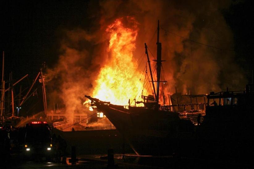 Penampakan Kapal Kargo Terbakar di Pelabuhan Kalimas Surabaya - Bagian 4