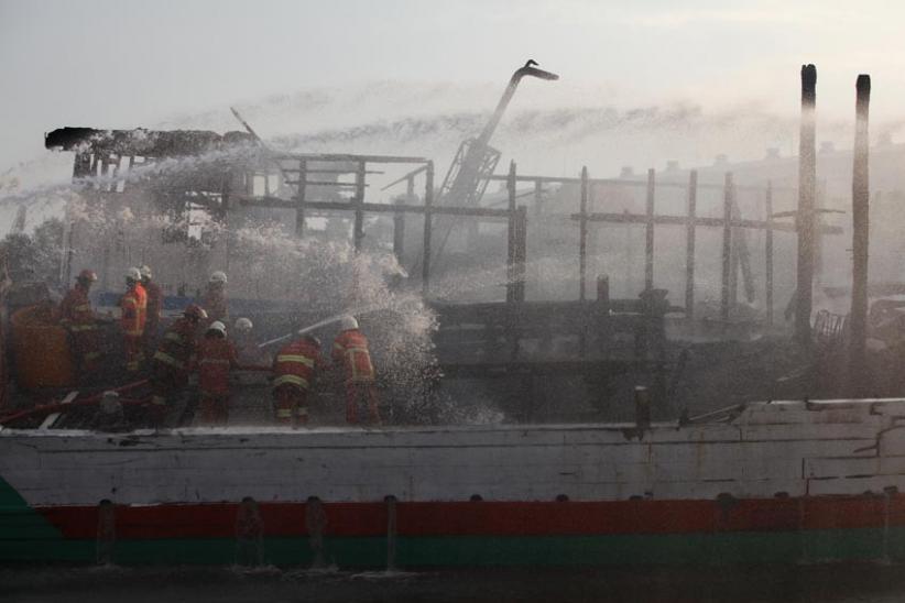 Penampakan Kapal Kargo Terbakar di Pelabuhan Kalimas Surabaya - Bagian 5