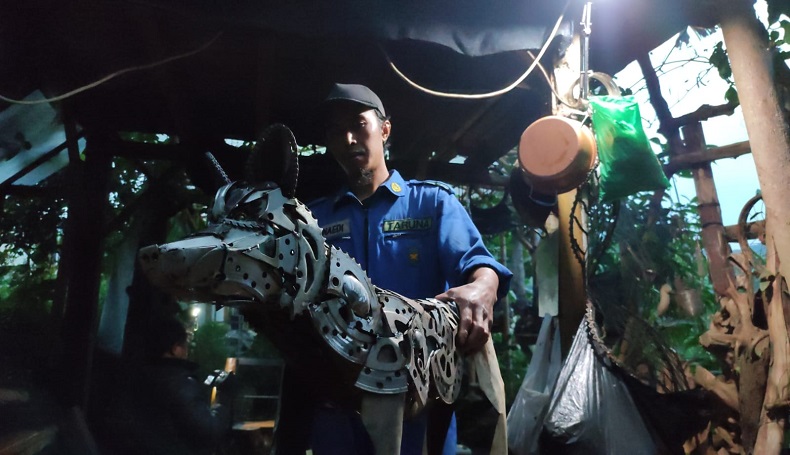 Kreatif Pisan, Warga KBB Sulap Limbah Motor Jadi Replika Binatang Bernilai Tinggi