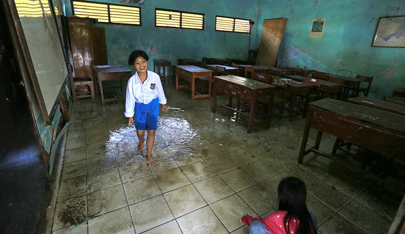 Potret Anak-Anak Bermain Air yang Membanjiri Ruang Kelas Sekolah di Indramayu - Bagian 1