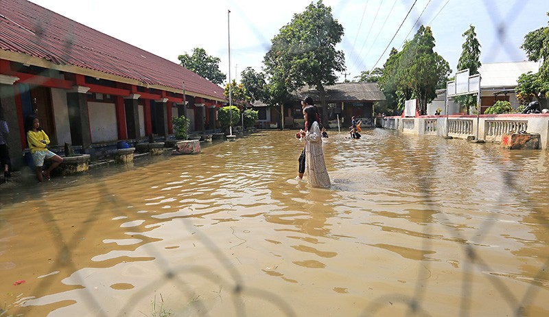 Potret Anak-Anak Bermain Air yang Membanjiri Ruang Kelas Sekolah di Indramayu - Bagian 3