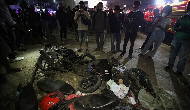 Evakuasi Korban Kecelakaan Maut Truk Tangki Tabrak Pengendara hingga Malam Hari - Bagian 5