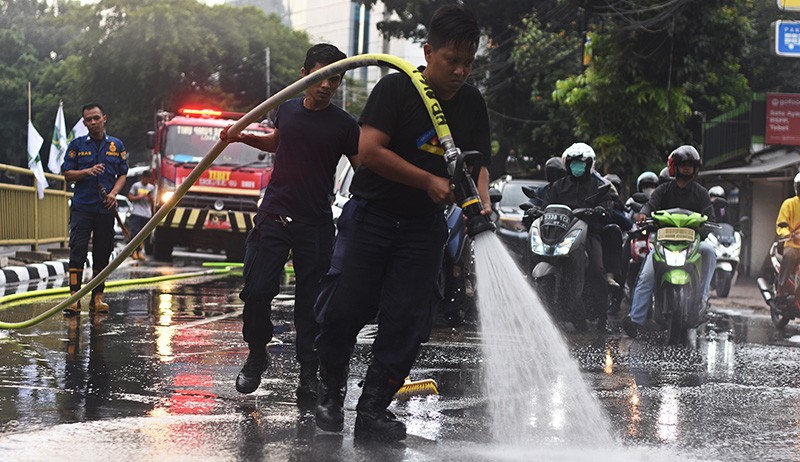 Tumpahan Oli Tercecer Sepanjang 500 Meter di Tebet, Pengendara Motor Berjatuhan - Bagian 2