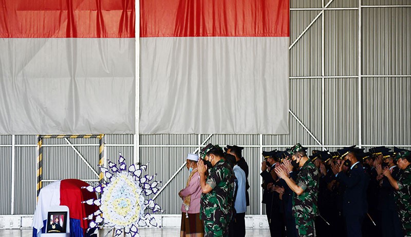 Jenazah Pilot Pesawat Tempur Golden Eagle Disemayamkan di Hanggar Lanud Iswahjudi - Bagian 3