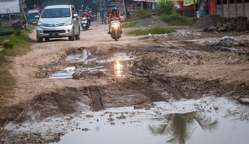 Penampakan Jalan Rusak Mirip Jalur Offroad Membahayakan Pengendara di Cilegon - Bagian 1