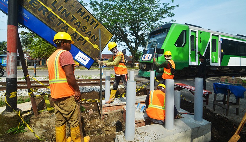 Kurangi Angka Kecelakaan, Palang Pintu Perlintasan Kereta Api Ditambah - Bagian 1