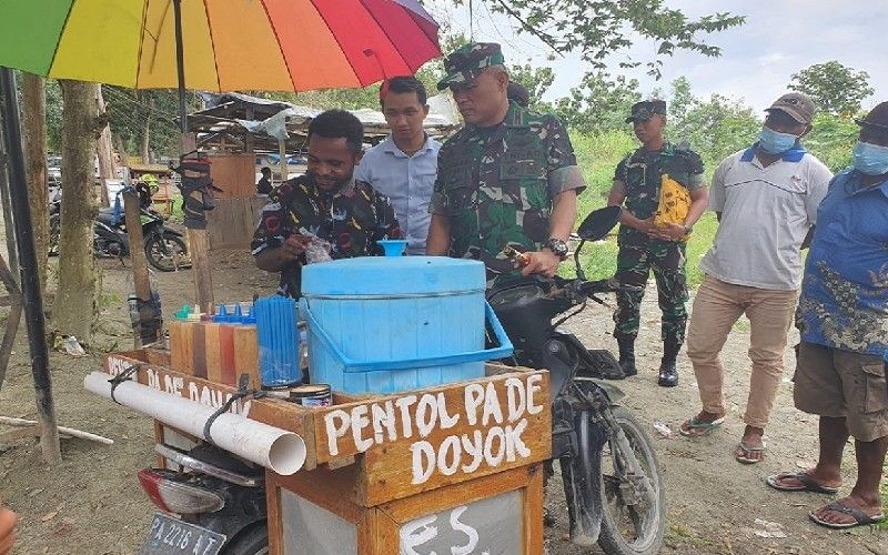Penjual Cilok asal Yahukimo Dapat Bantuan Danrem 172 untuk Kembali Kuliah