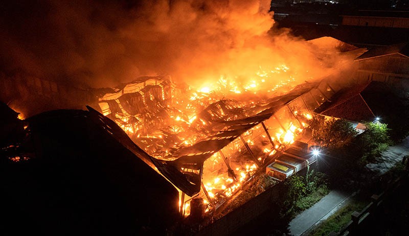Foto-Foto dari Udara Pabrik Pupuk Ludes Terbakar di Demak - Bagian 1
