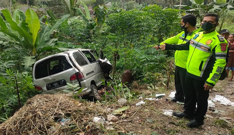 Minibus Terperosok ke Jurang 15 Meter di Bantargadung Sukabumi, 4 Orang Luka-Luka