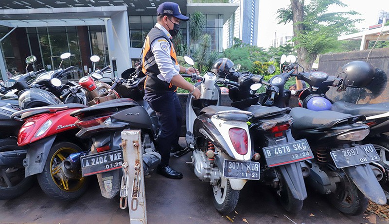Belasan Motor Diangkut Dishub saat Pemilik Asyik Nongkrong di Citayam Fashion Week - Bagian 1
