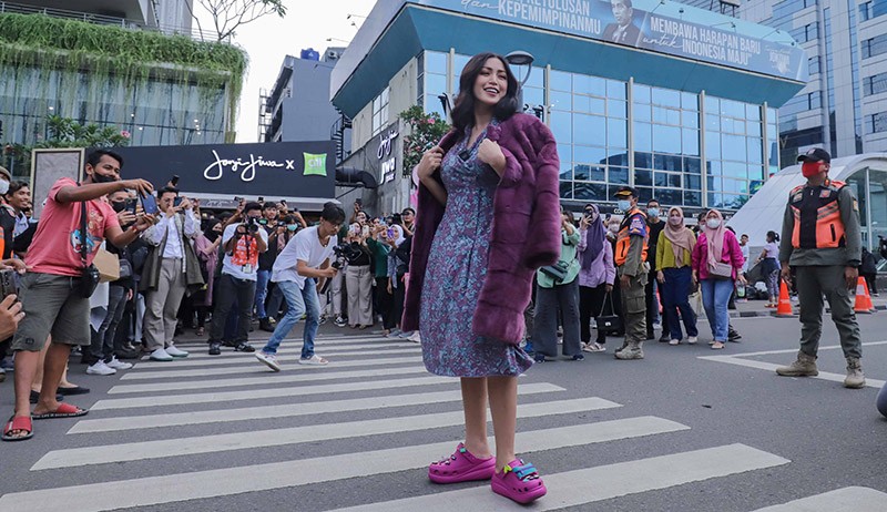 Penampilan Jessica Iskandar dan Gisel Ramaikan Citayam Fashion Week - Bagian 3