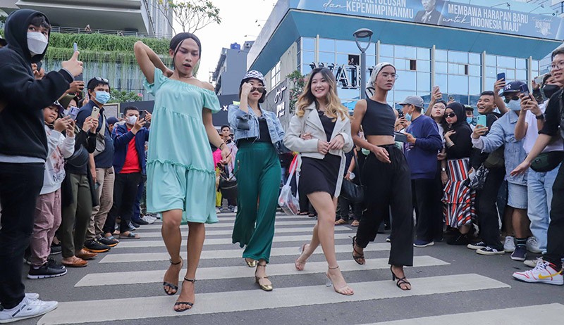 ABG Laki Berbusana Seperti Perempuan saat CFW, Siap-Siap Diangkut ke Panti Kedoya - Bagian 1
