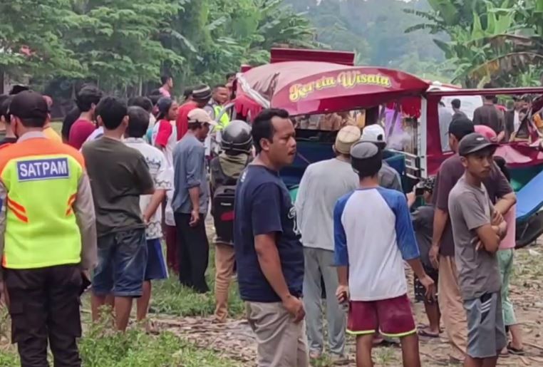 Odong-odong Tertabrak Kereta Api Angkut 20 Orang, 9 Korban Tewas Teridentifikasi
