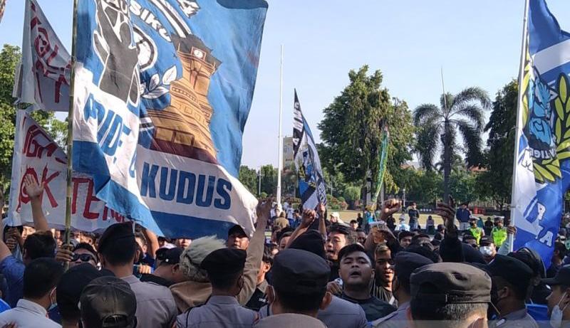 Prestasi Tim Persiku Melempem, Ratusan Suporter Macan Muria Demo Bupati Kudus
