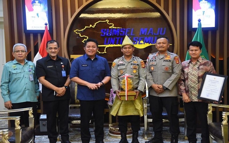 Gegara Sampah, Polisi Satu Ini Terima Kalpataru dan Umrah Gratis