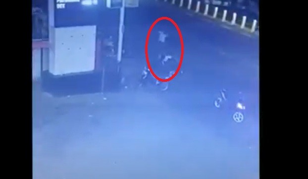 Pria Mabuk di Makassar Tikam Pengendara Motor, Aksinya Terekam CCTV
