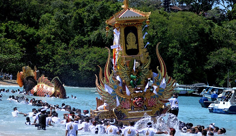 Ritual Ngaben Massal, 117 Jasad Dikremasi di Perairan Padangbai Bali - Bagian 3