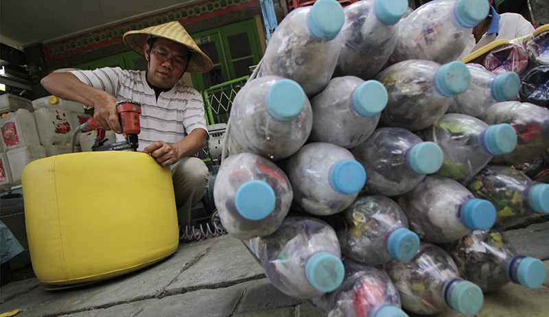 Membuat Sofa Ecobrick dari Limbah Botol Plastik - Bagian 1