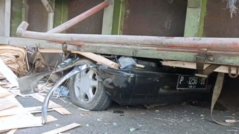 Truk Terguling Timpa Mobil di Jember, 3 Orang Tewas 4 Terluka