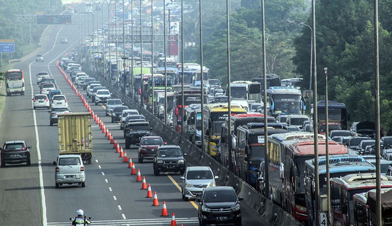 Puncak Bogor Macet Panjang, Wisatawan Duduk di Jalan Menunggu Kendaraan Bergerak - Bagian 1